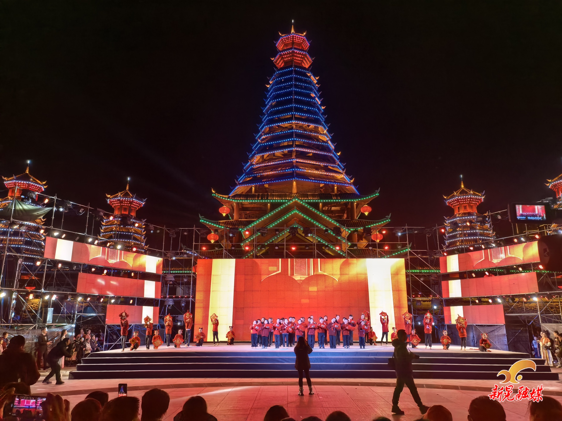 新春走基层丨百姓大舞台欢歌不断 侗乡年味浓情绽放——我县群众汇演在鼓楼广场精彩上演