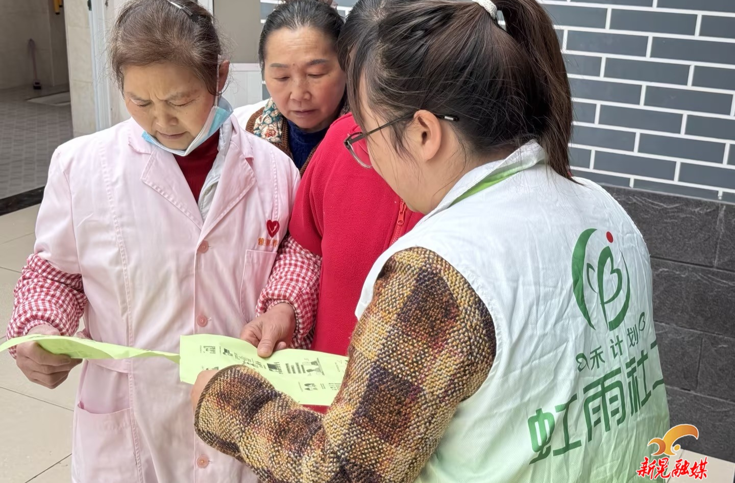 “学雷锋 暖夕阳”——鱼市镇民政社工站开展关爱老人志愿服务活动