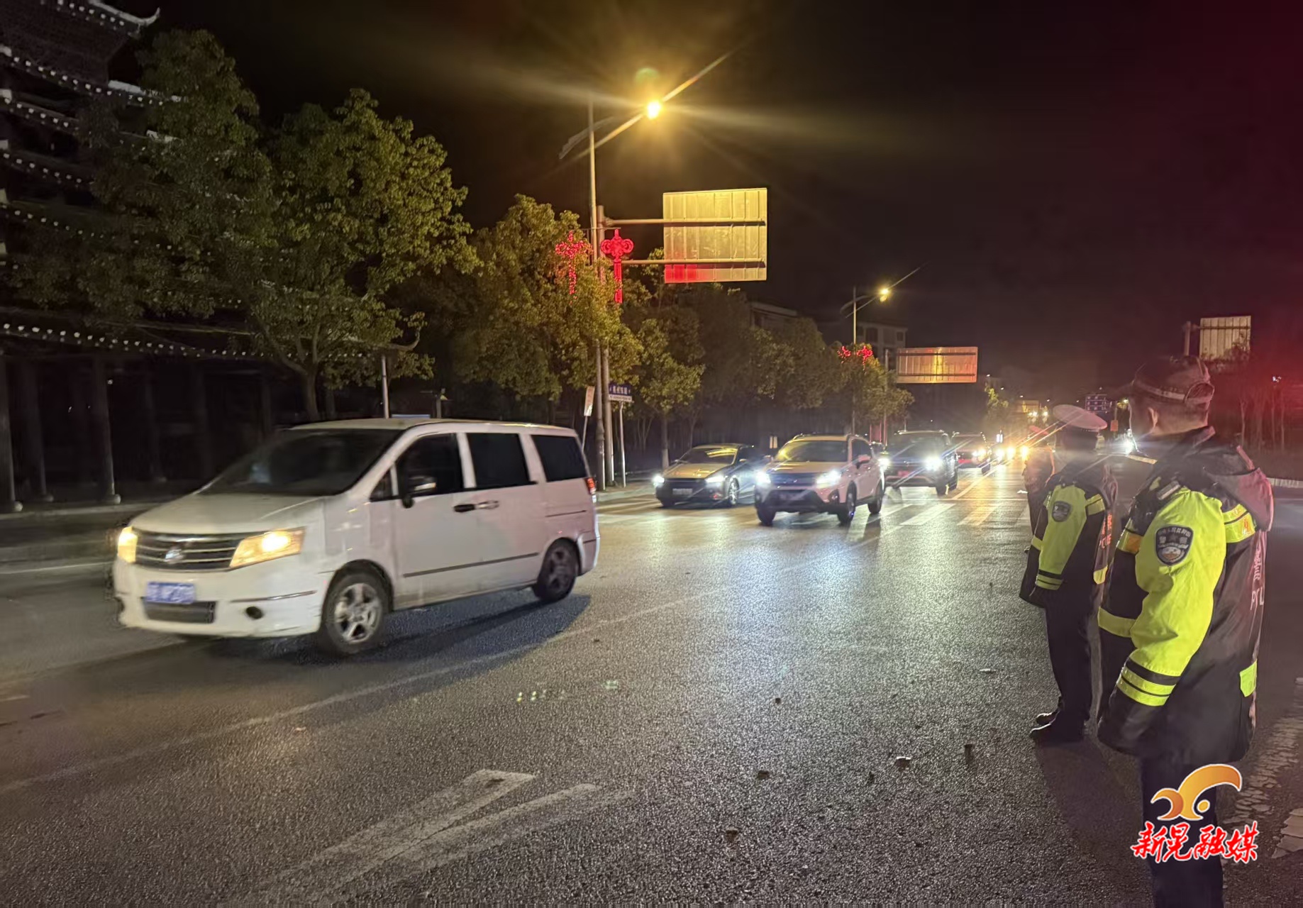 交警昼夜坚守 护航返程高峰平安