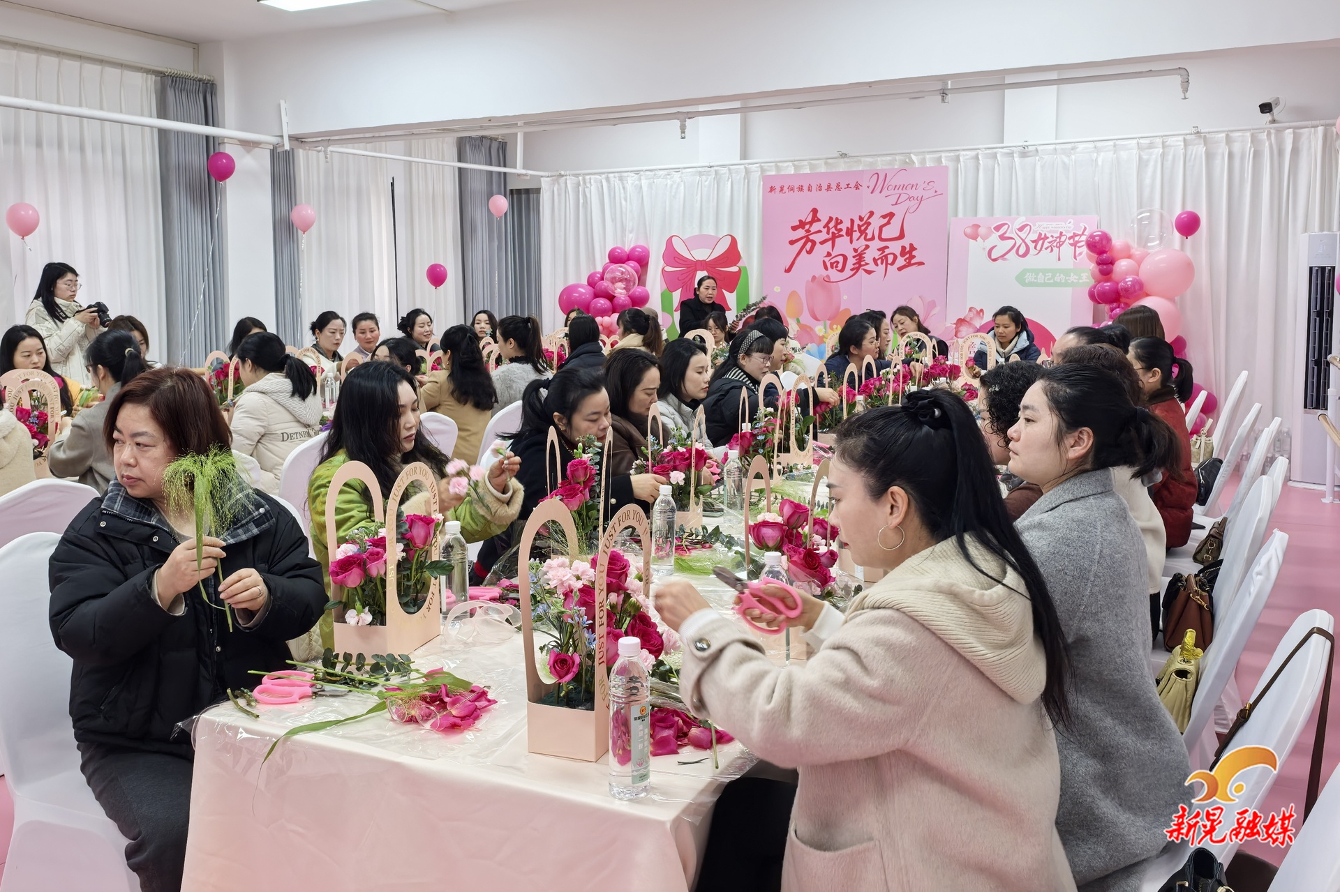 “芳华悦己 向美而生”——县总工会开展女职工花艺活动