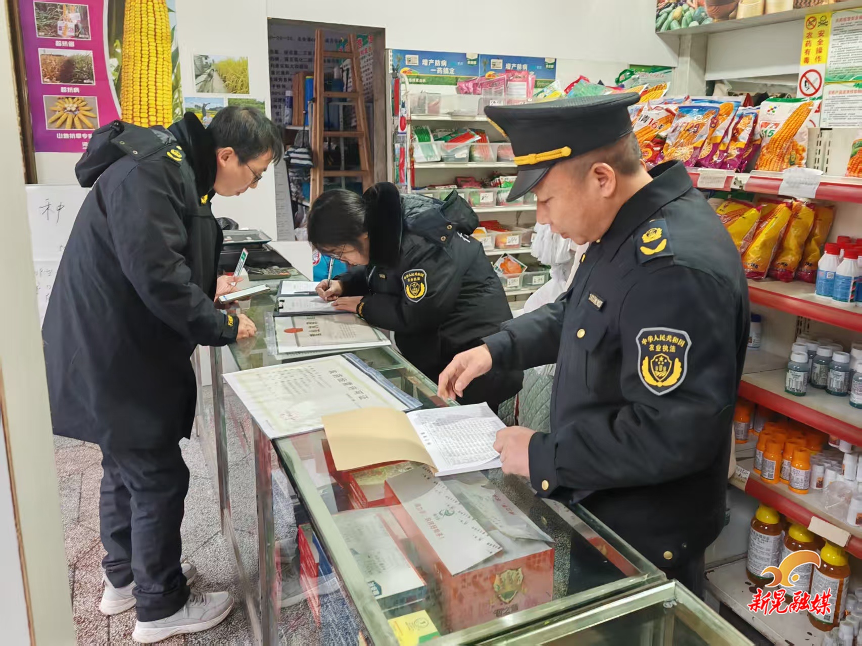 严把农资关口 护航春耕生产