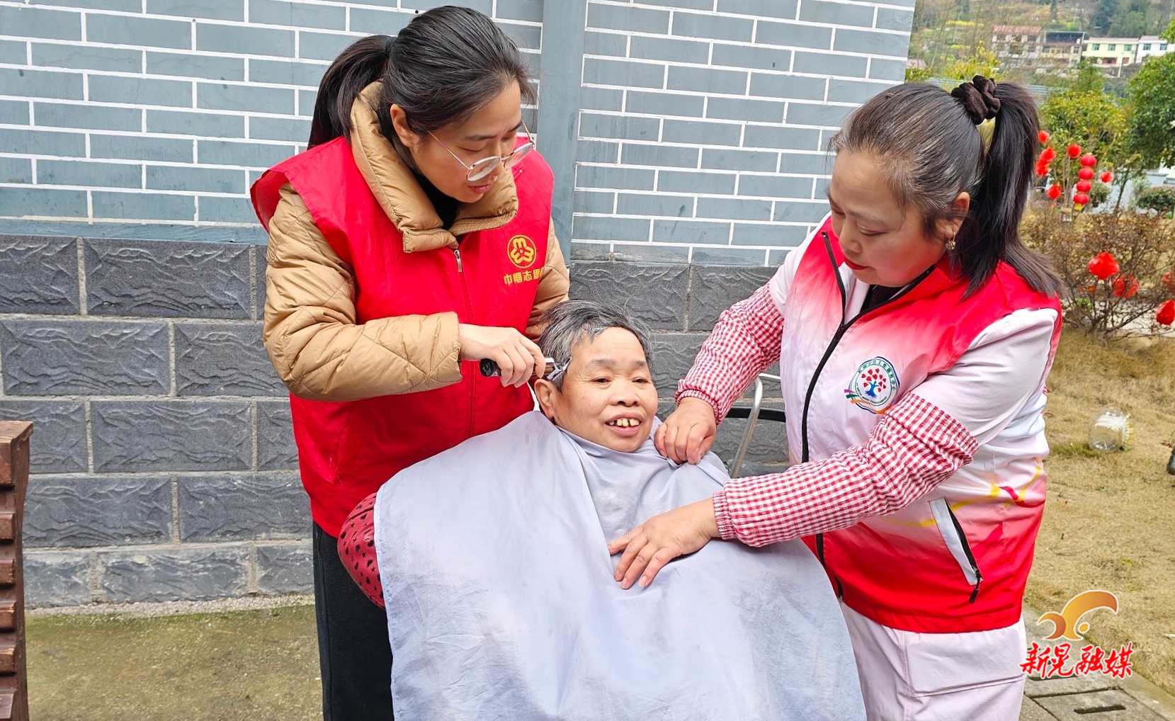 鱼市镇：暖心服务迎“三八”  巾帼关爱送到家