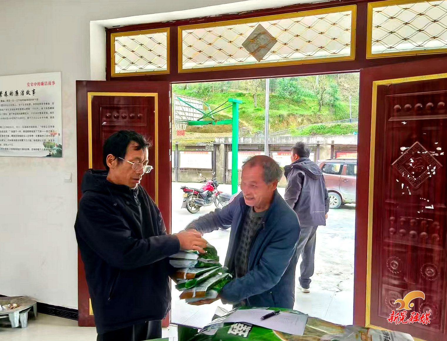 凉伞镇台洞村：发放低镉水稻种子 赋能增产增收