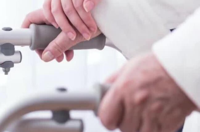 照顾患肝癌的老人会被传染吗？专家：乙肝不会通过日常接触传播