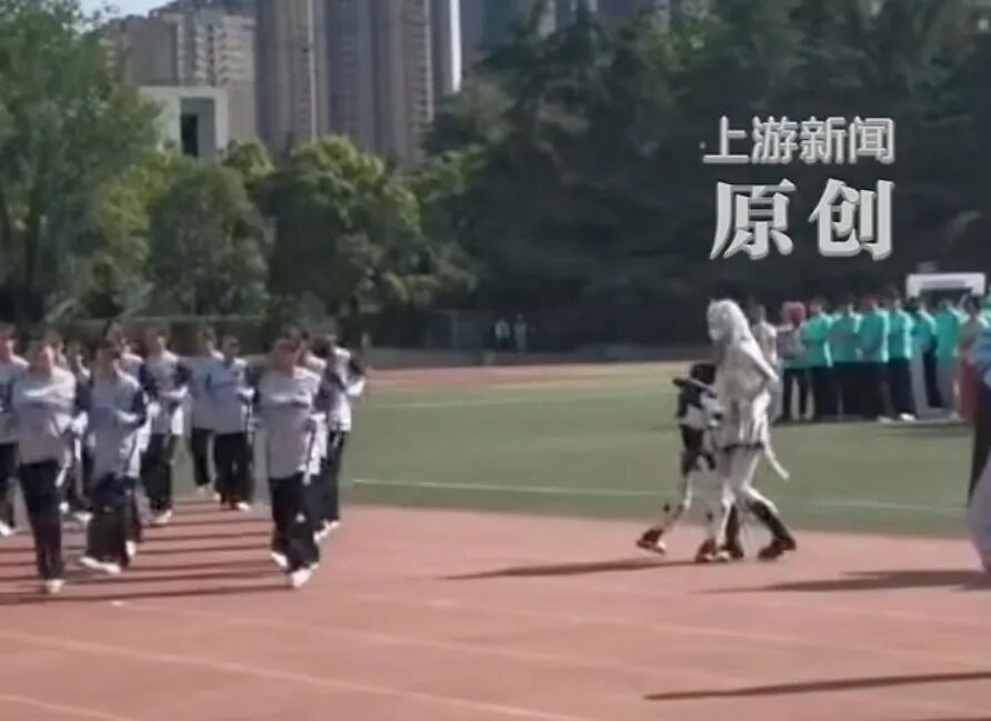 专家解读“机器人表演时突然抱住女生”