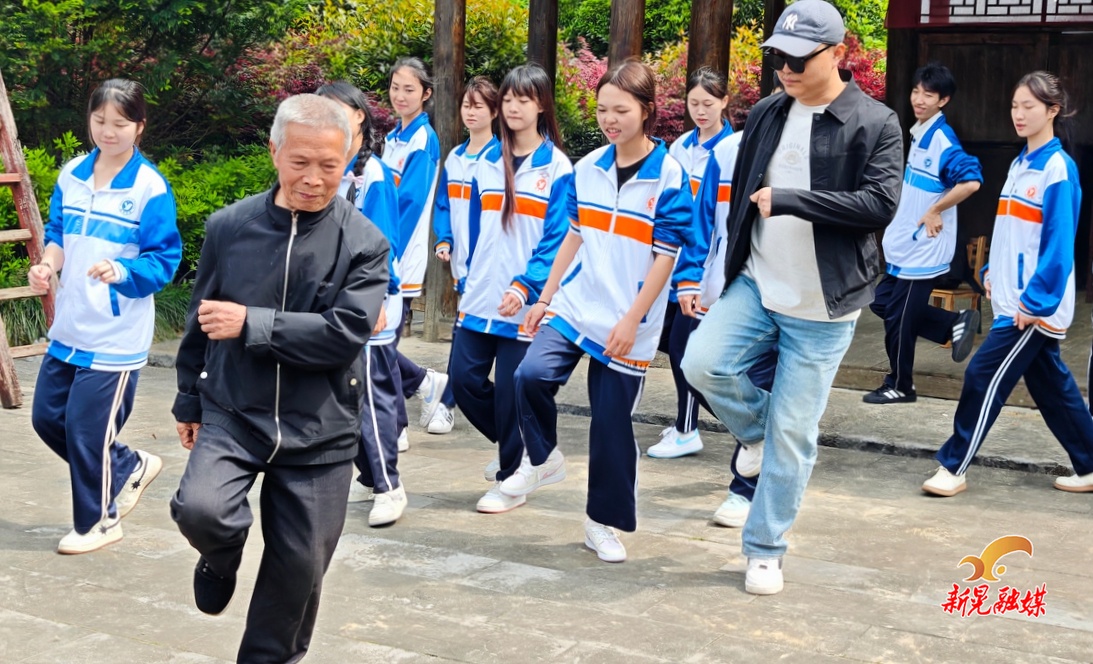 怀化市新晃恒雅高级中学：舞“侗”青春 步履轻“傩  ”