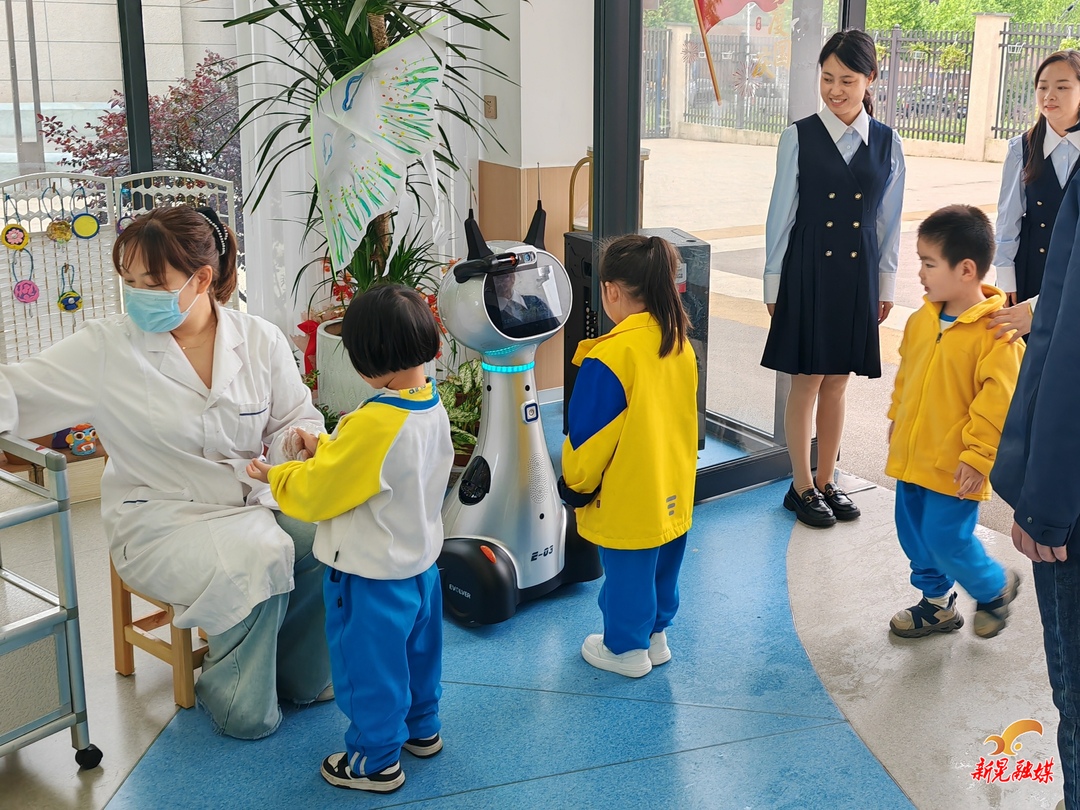 我县首位学前教育机器人正式入驻县幼儿园滨江一号分园