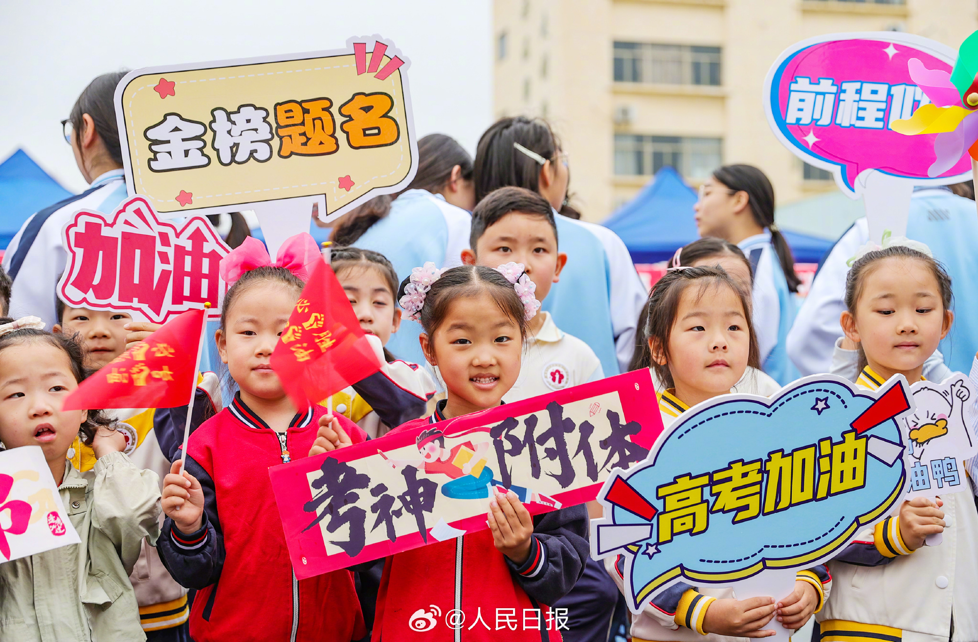 致敬奋斗时光！2026高考场外图鉴
