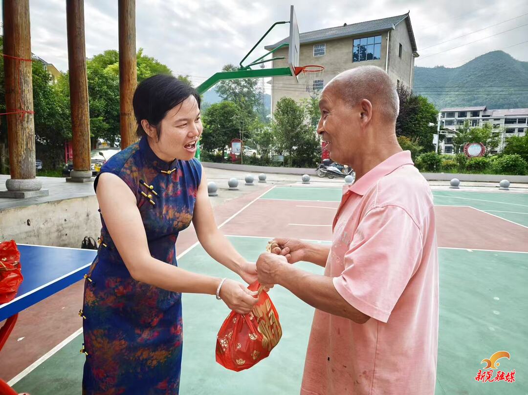 粽叶飘香迎端午 暖心敬老传温情
