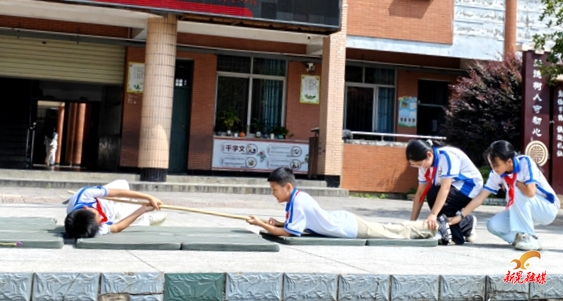 晃州镇兴隆完全小学：真“枪”实“练”防溺水 警钟长鸣护成长