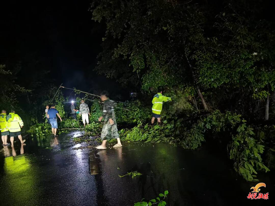让党旗在防汛一线高高飘扬丨新晃公路建设养护中心：雨夜塌方阻通途  连夜抢险保畅通