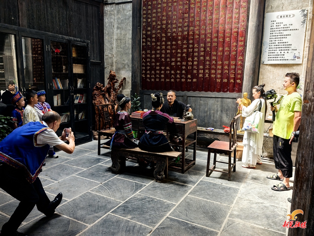 文旅短剧《新晃黄精之旅》在龙溪古镇正式开机