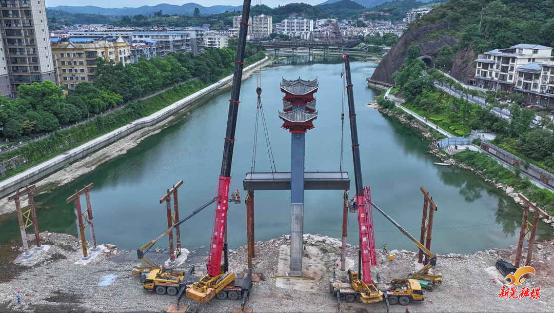 怡民桥人行吊桥恢复重建项目吊装第一节钢箱梁