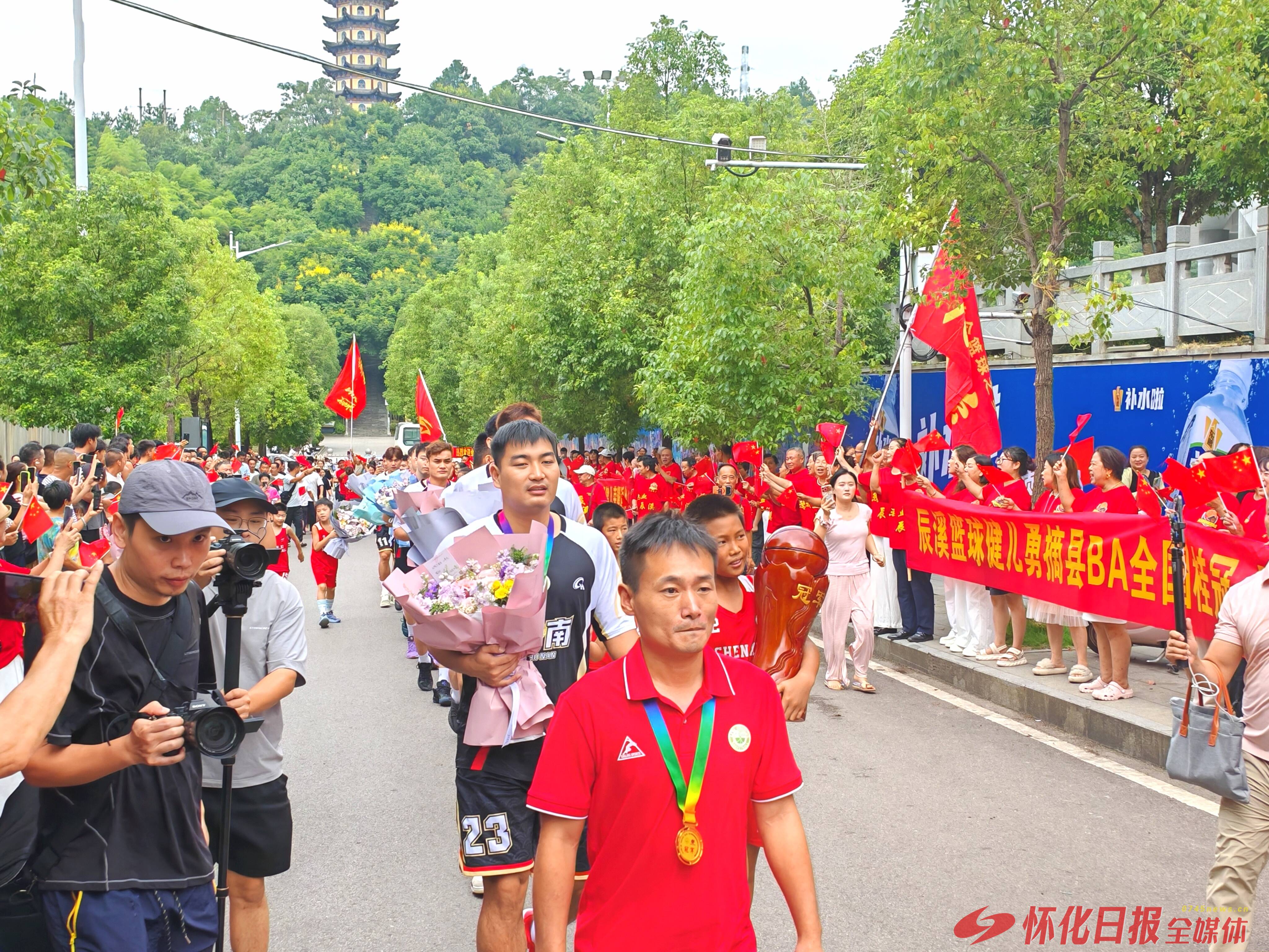 冠军回家，全城沸腾