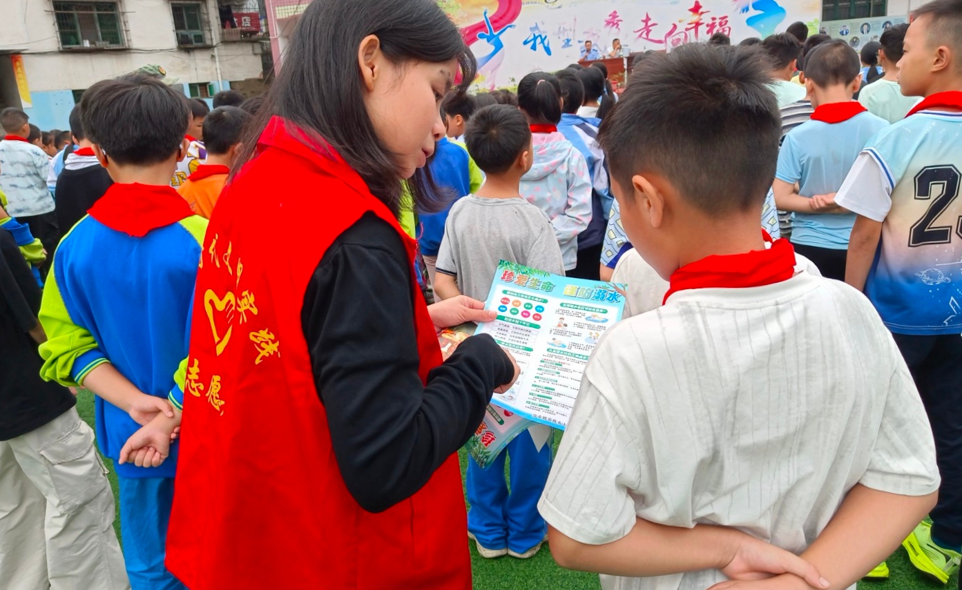 法治护航开学季 携手共筑平安墙——步头降苗族乡开展“开学第一课”法治宣传进校园活动