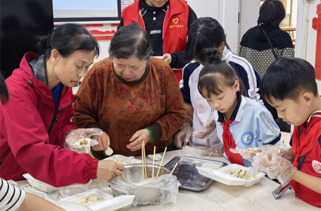 晃州镇桥南社区：党建引领暖重阳 “五老”育人润童心