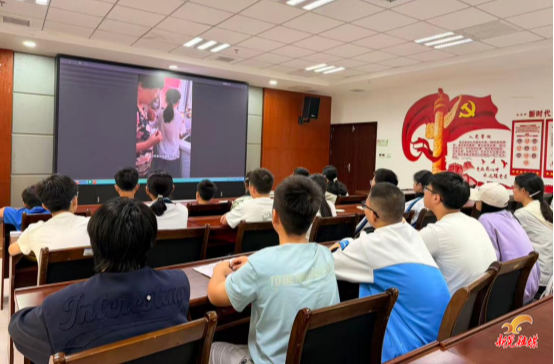 新晃图书馆联合新晃同心公益社会工作服务中心开展重阳主题教育活动