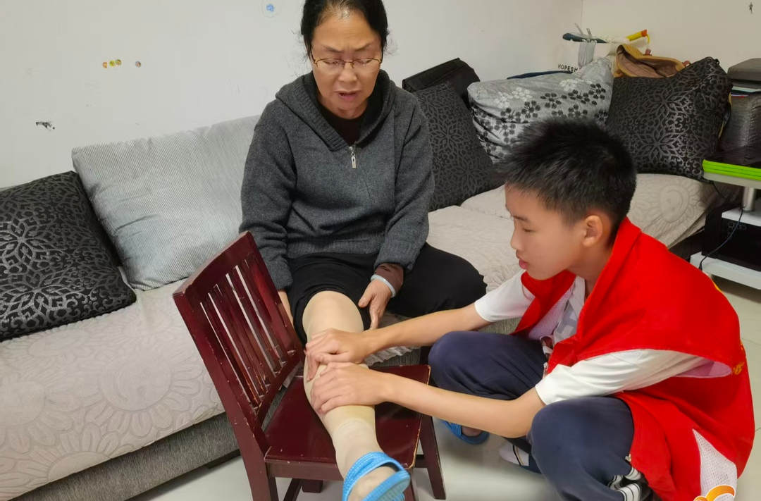 新晃雷锋青少年居家践行敬老传统