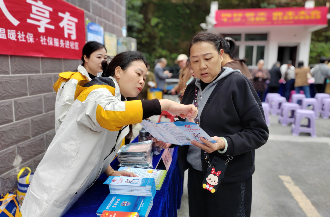 县工伤保险服务中心开展环境整治、安全隐患排查与人社便民服务
