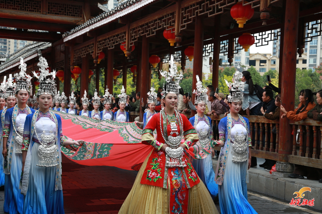 我县七十周年县庆非遗巡游及展演精彩上演