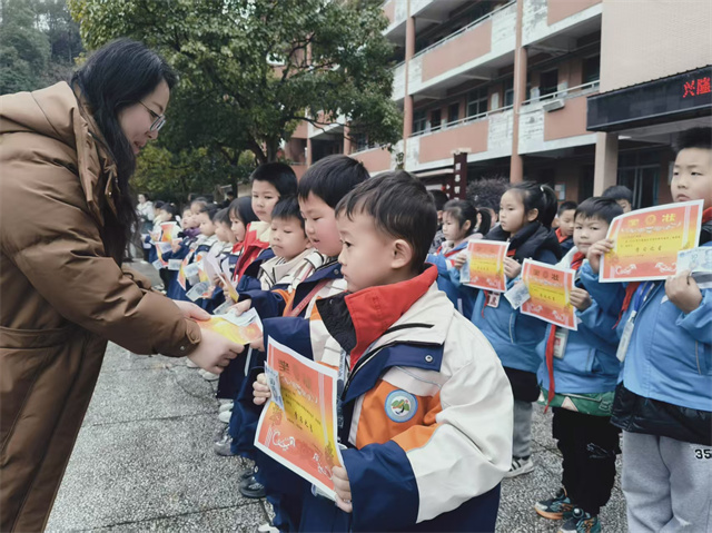 晃州镇兴隆完全小学表彰125名“学习之星”   激励学子奋发向上