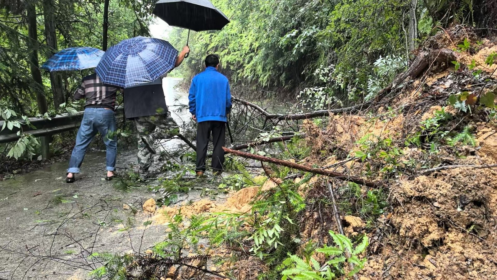 步頭降苗族鄉(xiāng)：迎難而上，緊急應(yīng)對(duì)道路跨坎保障群眾安全