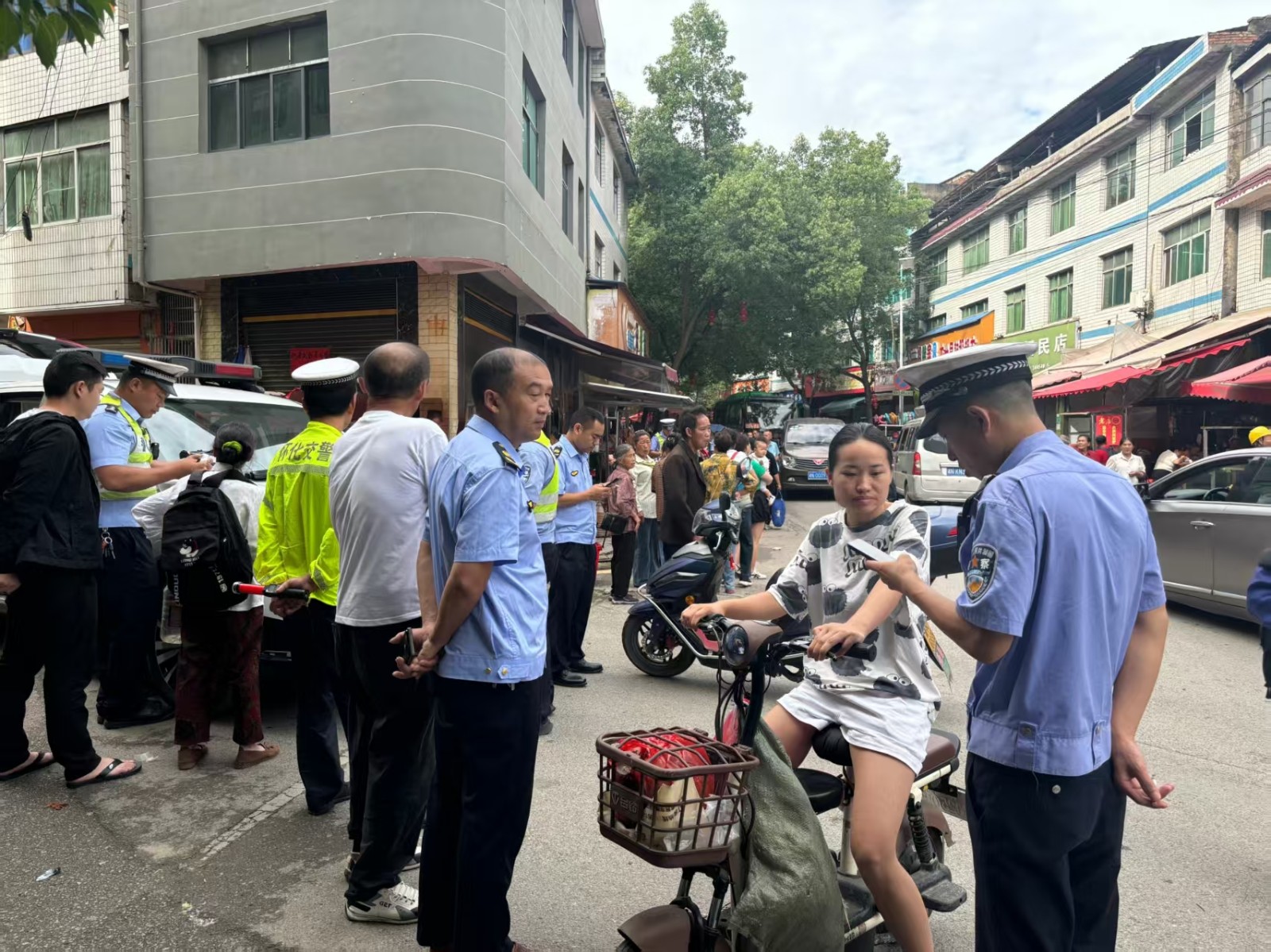 涼傘鎮(zhèn)：執(zhí)法護(hù)平安 筑牢鄉(xiāng)間交通防線