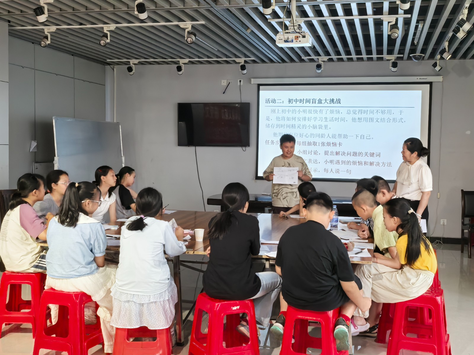 新晃：名師送“福利”   侗鄉(xiāng)學(xué)子爭(zhēng)做“筆桿子”