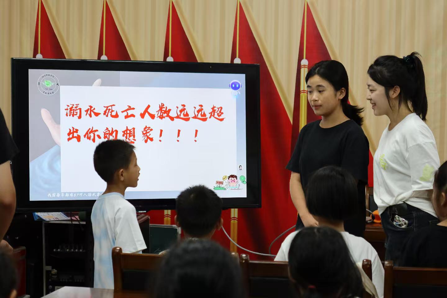 湖南警察學院尋風實踐團赴中寨鎮(zhèn)開展暑期安全知識宣傳