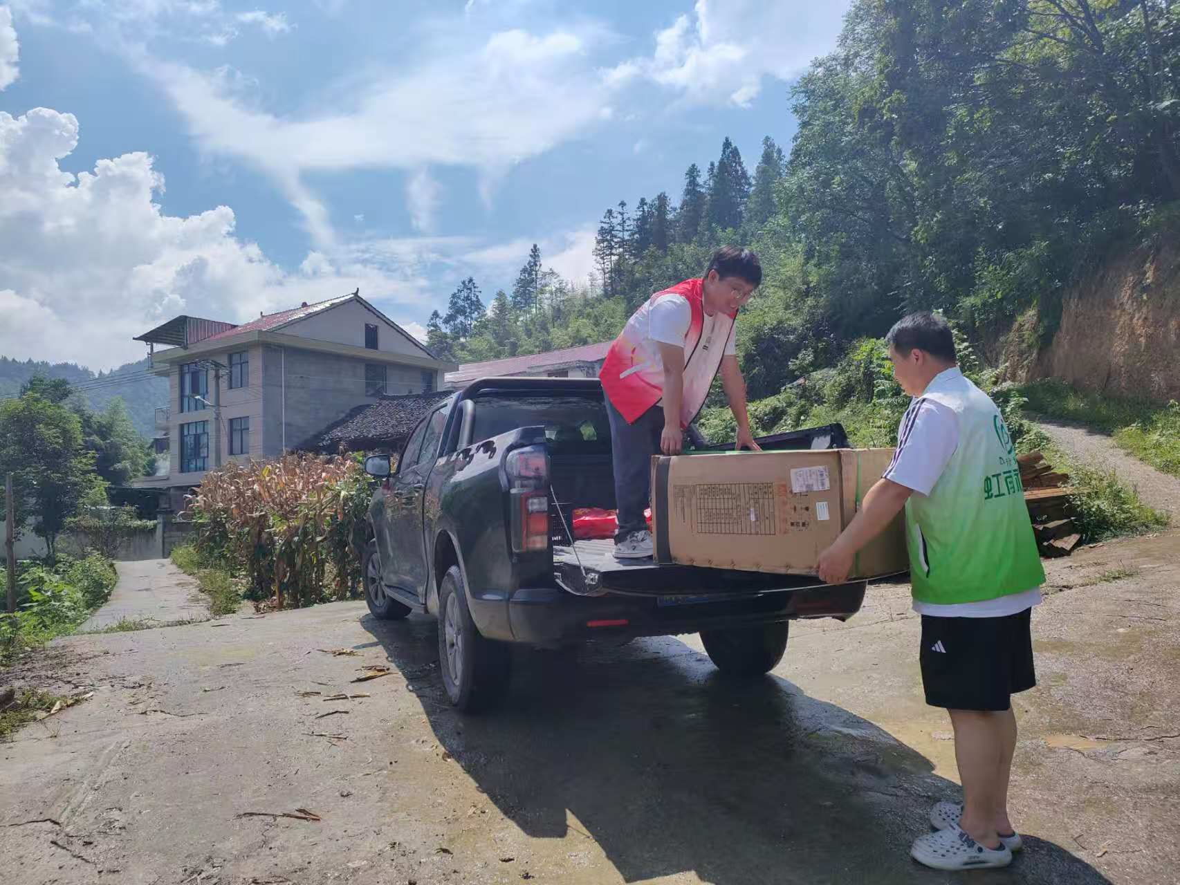林冲镇“精准服务解民忧 新轮椅圆残疾群众“出行梦”