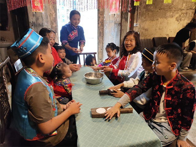 晃州镇桥南社区关工委：“五老”牵手留守儿童  双节同庆暖童心