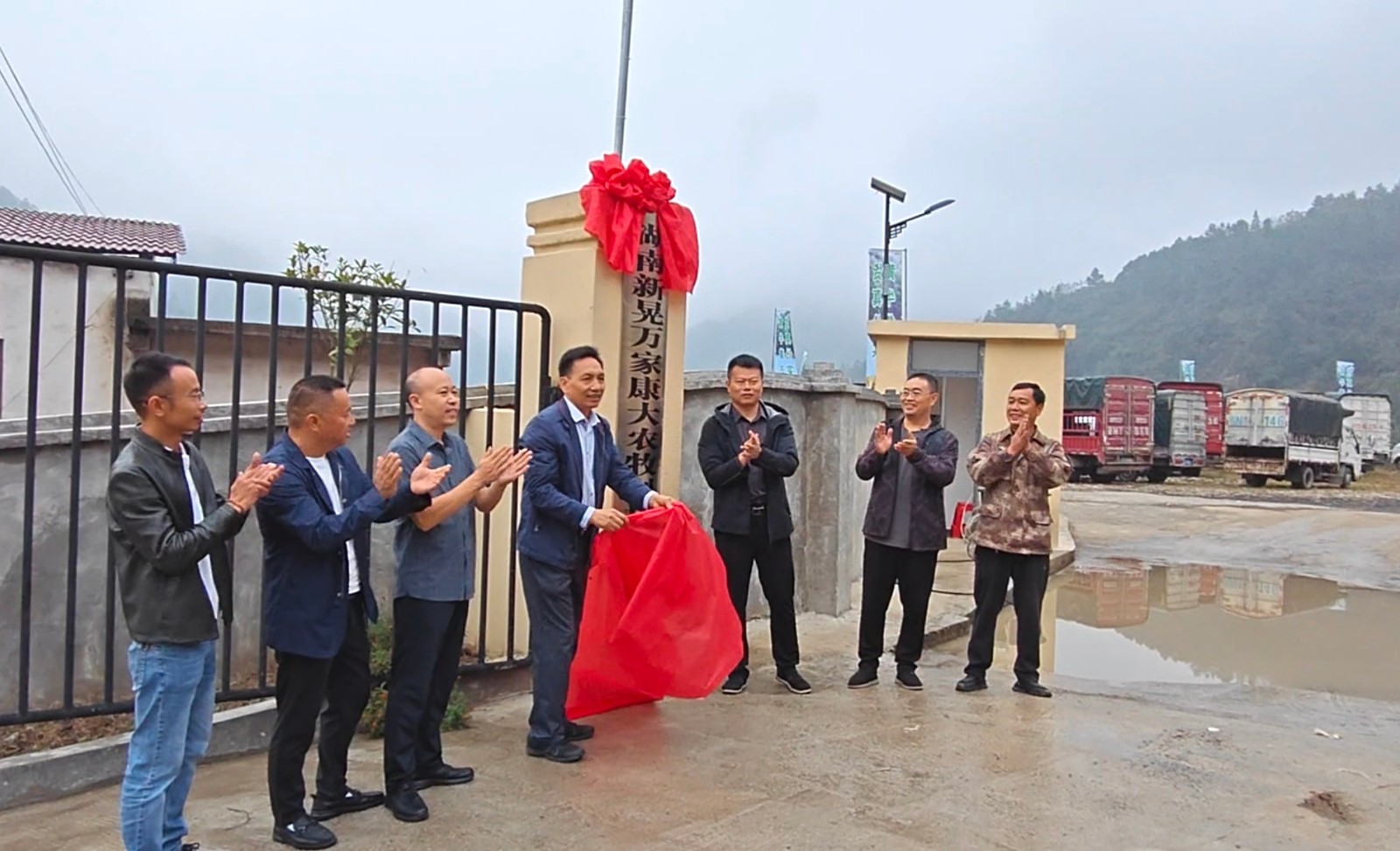 凉伞镇万家康大黄牛交易市场盛大开业 年交易额预计破亿元