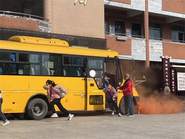 晃州镇兴隆完全小学：校车消防演练“沉浸式”开练 护佑学子平安行