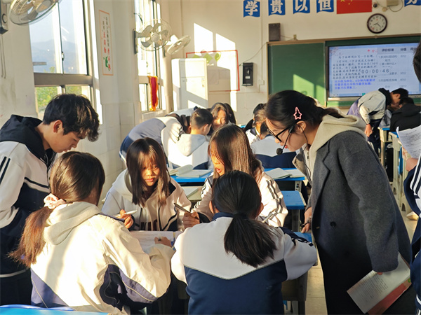 新晃：双轨教研凝合力 新秀竞绽耀杏坛