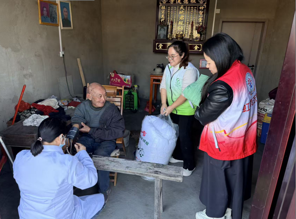 扶罗镇开展“寒冬送温暖 社工伴你行”关爱困难留守老人活动