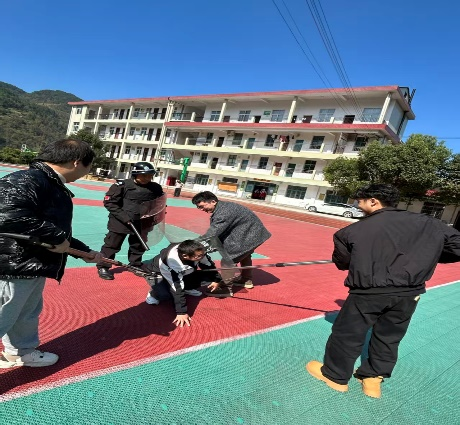 新晃黄雷学校开展反恐防暴演练
