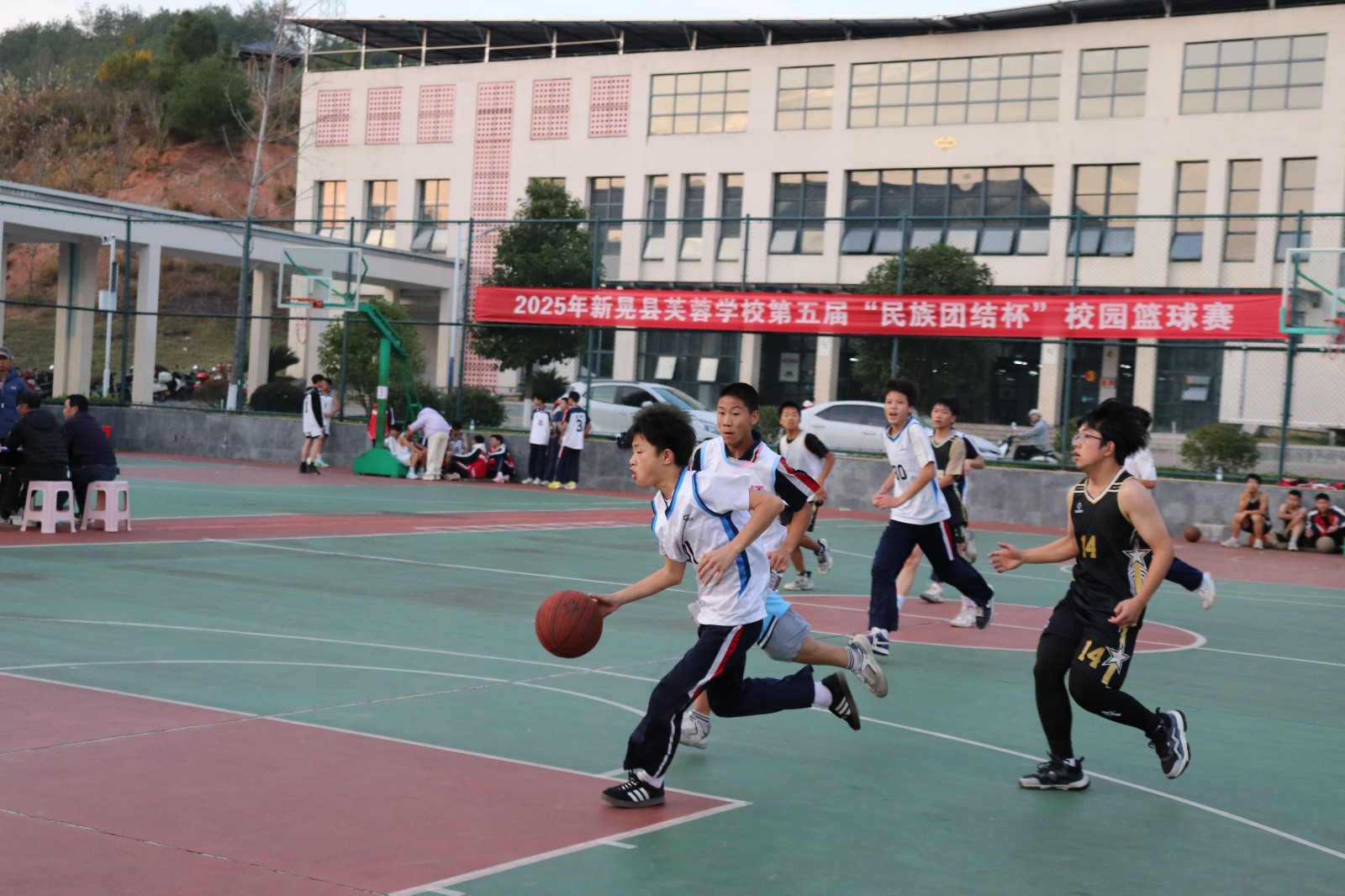 青春“篮”不住 团结梦飞扬 ——新晃芙蓉学校第五届“民族团结杯”篮球赛火热开赛