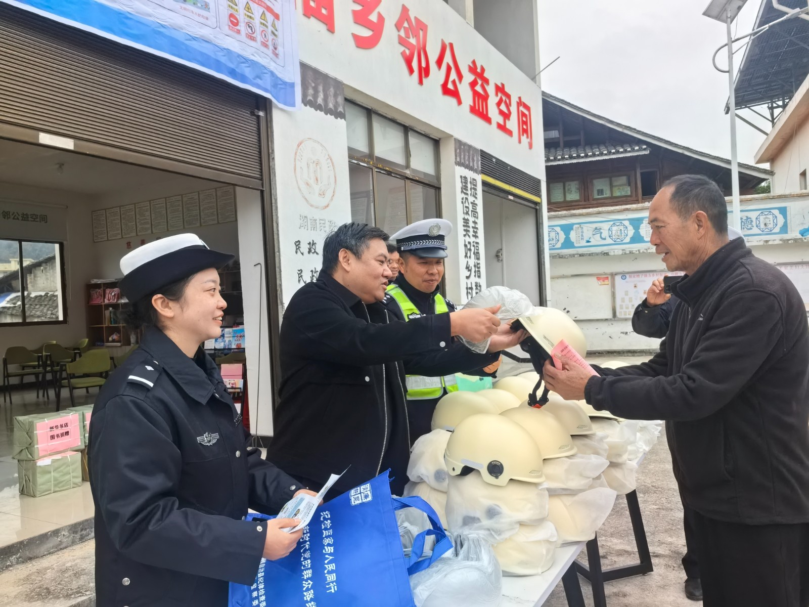 新晃公安局交通管理中心到扶罗镇开展“122全国交通安全日”主题宣传活动