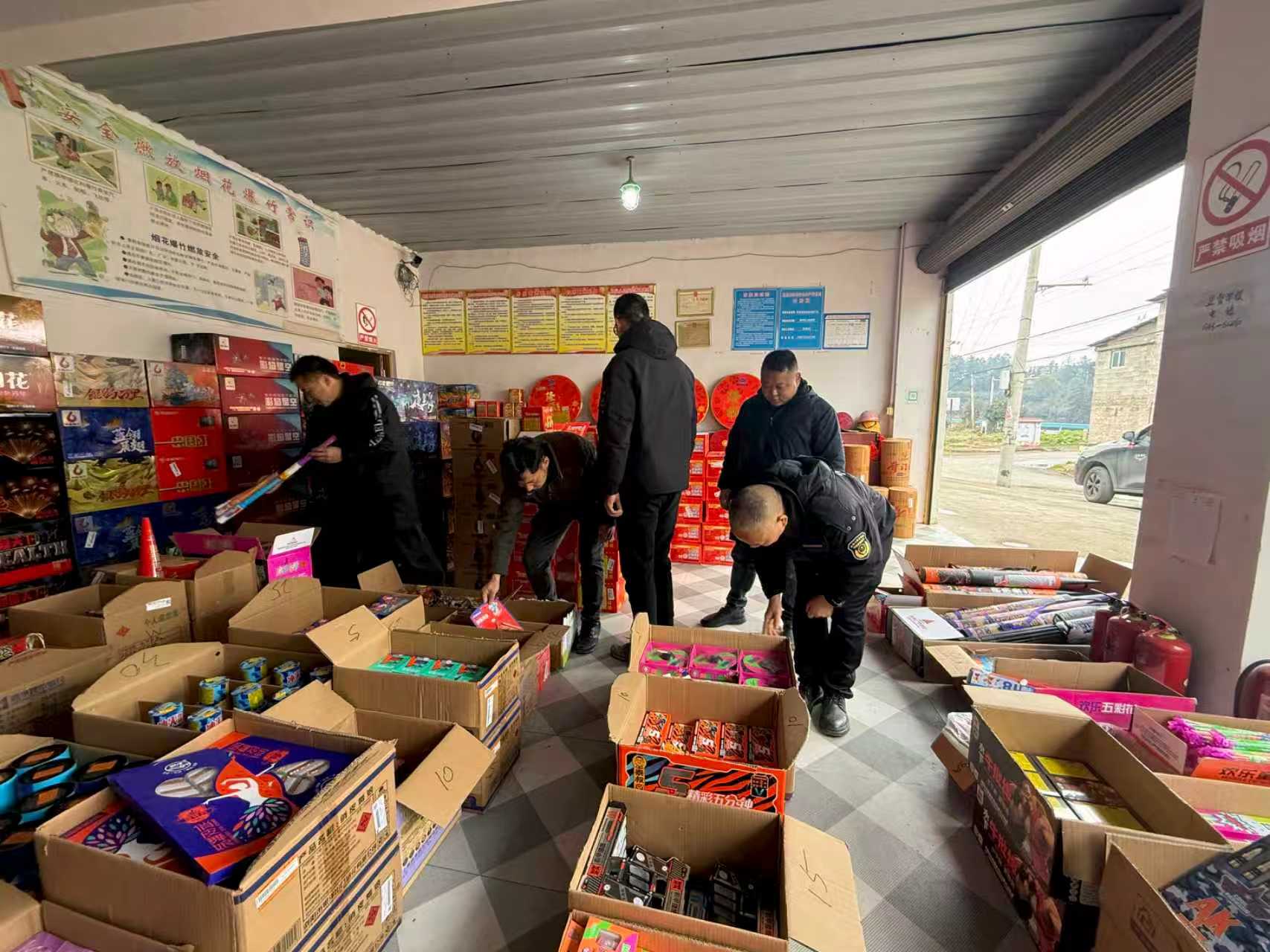 鱼市市场监督管理所联合镇政府开展春节前烟花爆竹专项执法检查