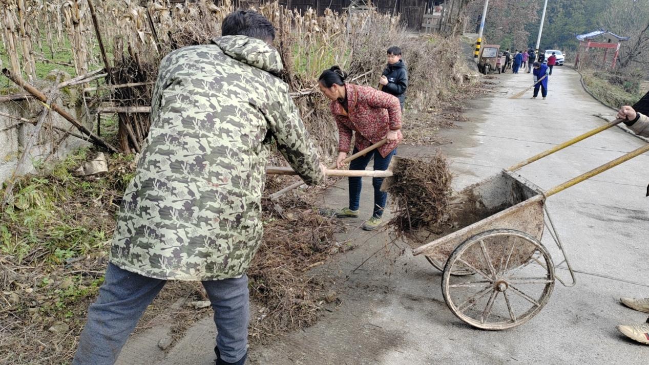 干群同心净家园 喜迎祥和幸福年 ——林冲镇天堂村开展节前环境卫生大扫除