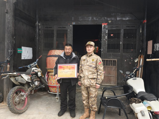 林冲镇多措并举送喜报 走访动员激发青年参军热情