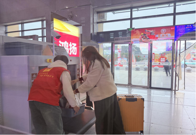 暖冬行动 情满旅途——志愿服务助力春节返岗复工