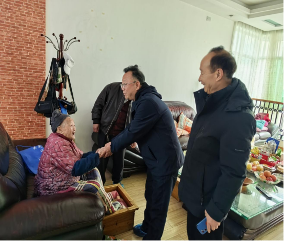 情暖百岁老人  关爱传递温情