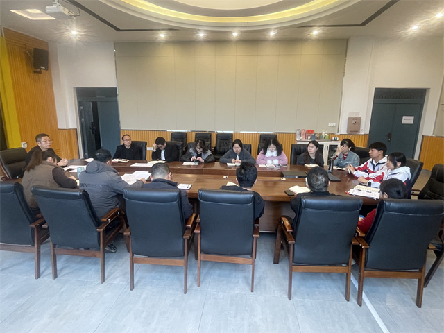 新晃职业中专：学生代表走进行政会 共商手机管理良策