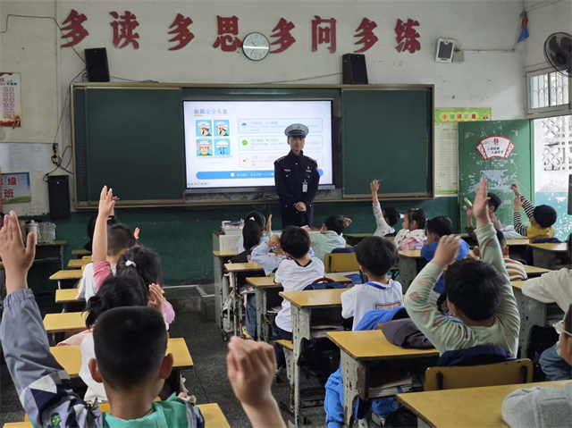 晃州镇一完小：教联体联动护成长 交通安全进校园