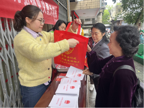 晃州镇开展4·15全民国家安全教育日宣传活动