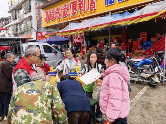 波洲镇：政策宣传进集镇 惠民服务零距离