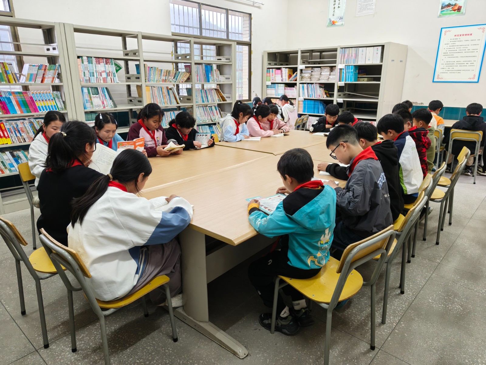 书香润侗乡 红韵育少年