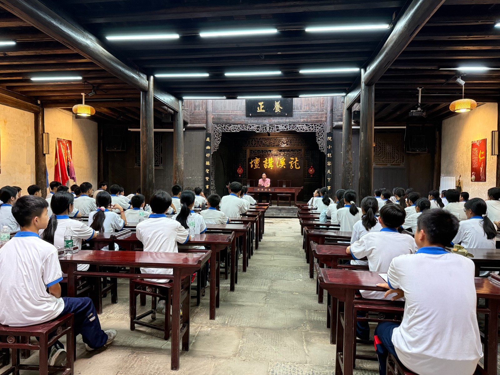 晃州镇方家屯中学：寻访红色古镇足迹 传承不朽长征精神