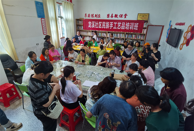 晃州镇：发挥五老余热 赋能居家就业 龙溪社区手工技能培训暖民心